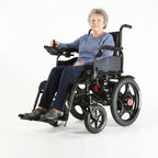 Persona usando silla de ruedas eléctrica