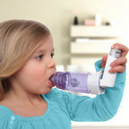 Niña usando Aerocámara