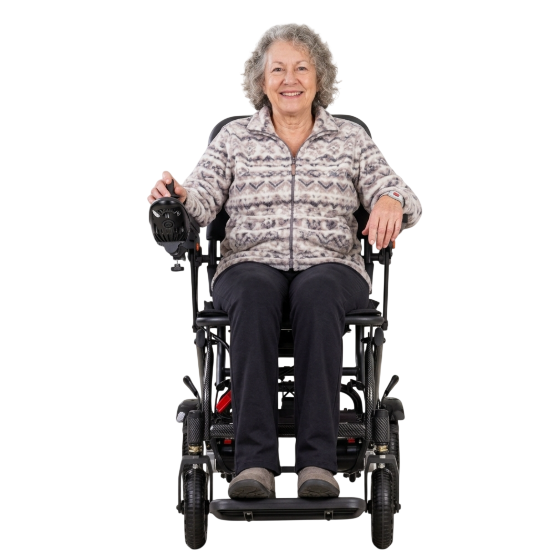 Persona usando silla de ruedas eléctrica