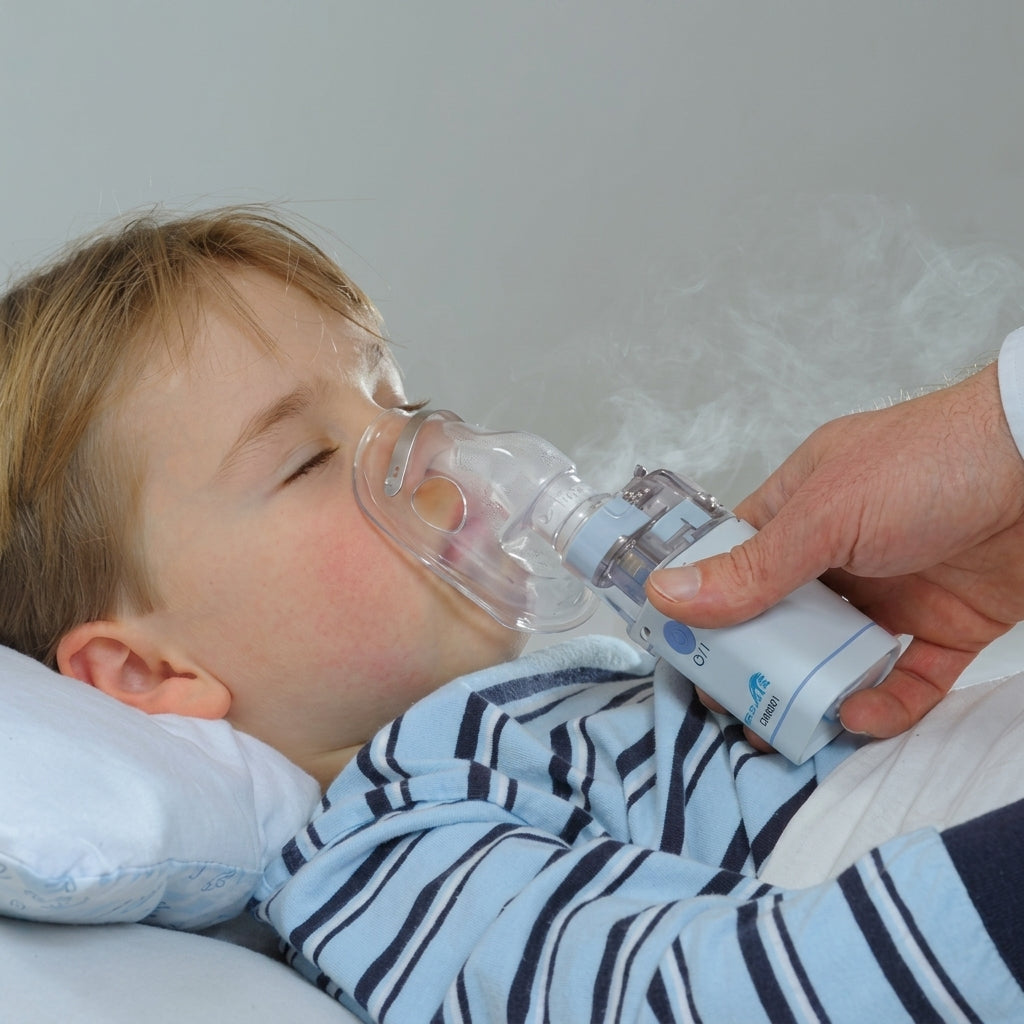 Niño usando nebulizador portátil Omron
