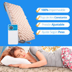 Paciente con movilidad reducida utilizando un colchón antiescaras con motor, que mejora la circulación y reduce la presión en puntos críticos del cuerpo.
