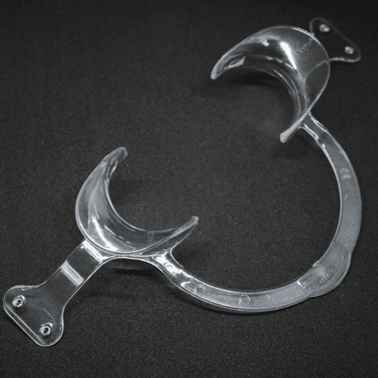 Retractor con Aletas Clear | Saga