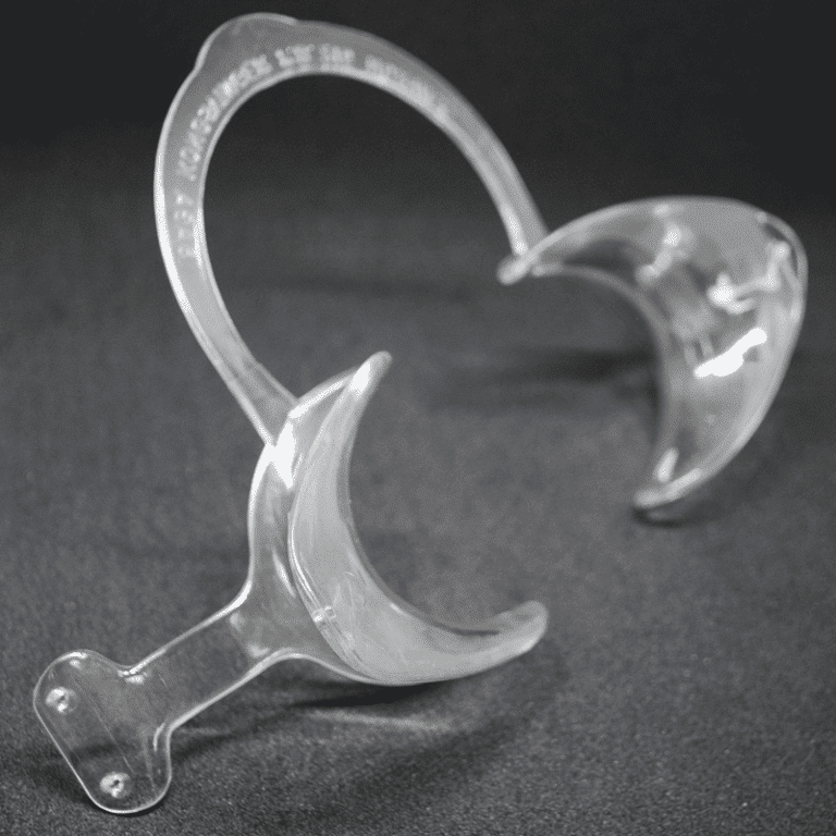 Retractor con Aletas Clear | Saga
