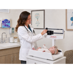 Balanza pediátrica mecánica Detecto 451 en consulta pediátrica con bebé