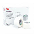 Caja Micropore 3M modelo 1530-1 con 12 rollos de cinta médica de 2.5 cm x 9.1 m color blanco.