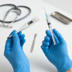 Profesional médico usando guantes de nitrilo azul Tresor en procedimiento clínico