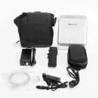Accesorios incluidos del concentrador de oxígeno portátil Longfian JAY1000P: batería, cánula nasal, bolsa de transporte, adaptadores y cables de alimentación.