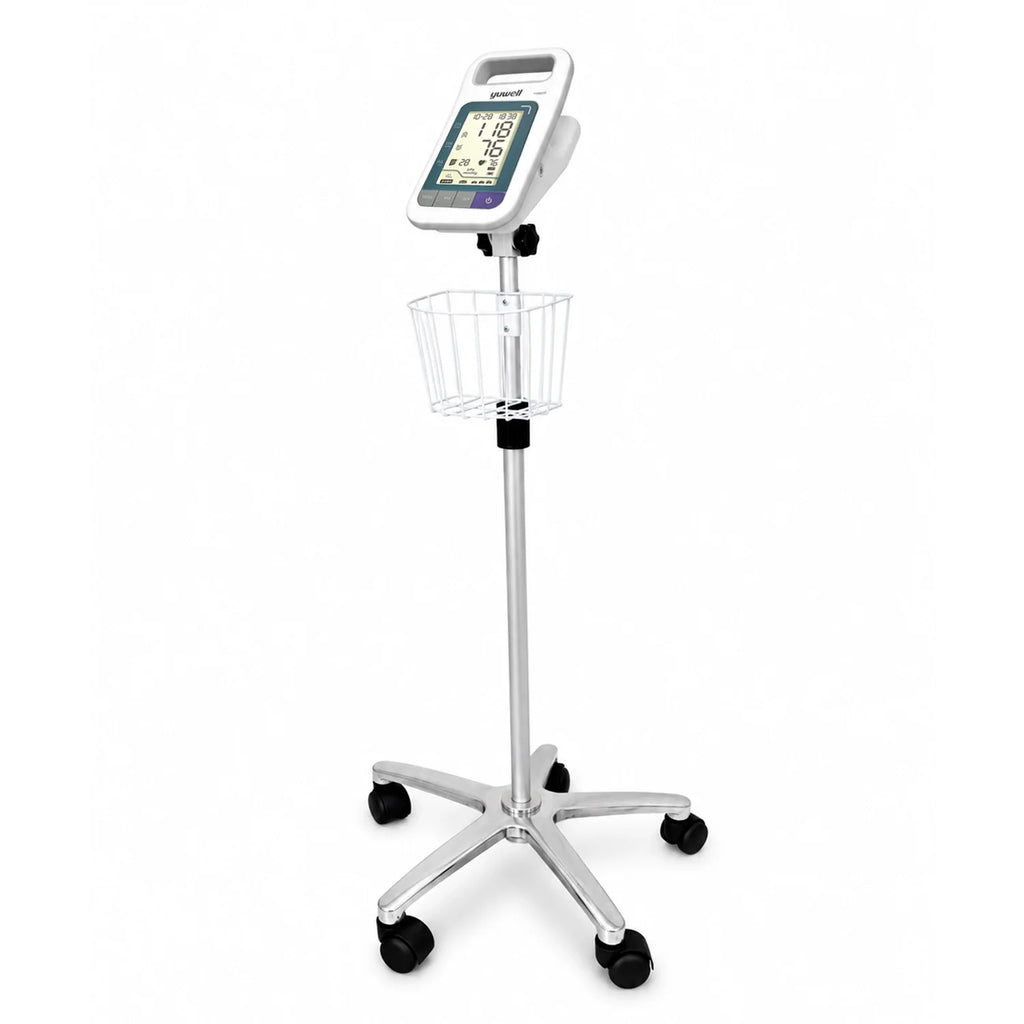 Tensiómetro digital Yuwell YE680E sobre pedestal clínico con canastillo, fotografía tipo estudio en fondo blanco.