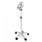 Tensiómetro digital Yuwell YE680E sobre pedestal clínico con canastillo, fotografía tipo estudio en fondo blanco.