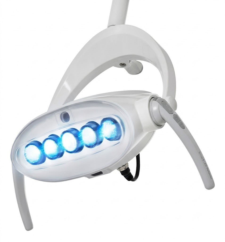 Cabezal reflector odontológico Sirius de 5 LEDs con sensor de proximidad y mangos ergonómicos sobre fondo blanco